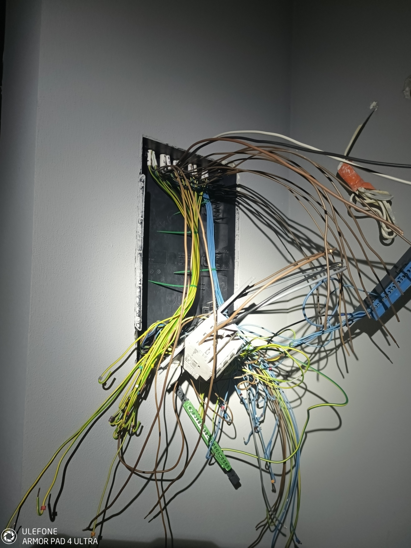 Cenrādis par elektroinstalācijas darbiem